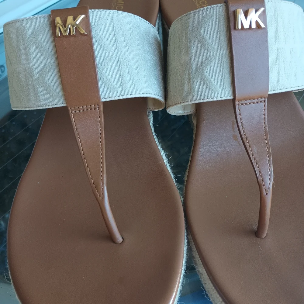 New Adorable Creme Michael Kors Honey Sandals - Picture 8 of 10